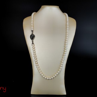 Long pearl necklace with seashell